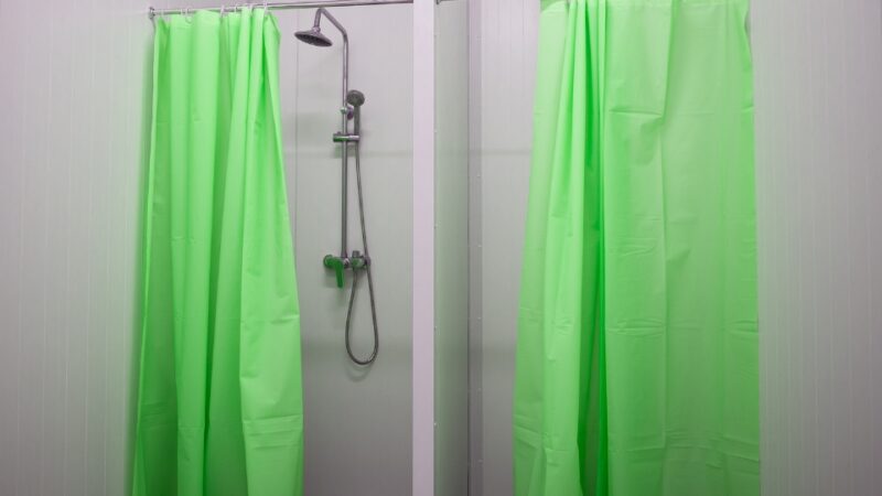 Les rideaux de douche avec poches de rangement integrees : pour une salle de bain bien organisee
